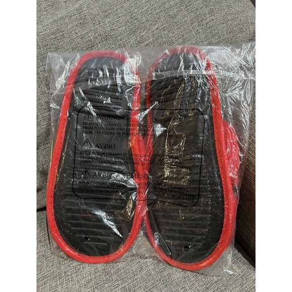 Foco Wisconsin Badgers Slippers Womens L 9-10 Faux Fur with Logo New - Picture 3 of 4